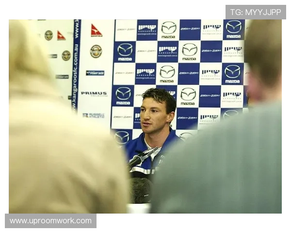 足球明星跪滑海报展现激情与坚持的完美结合引发球迷热议